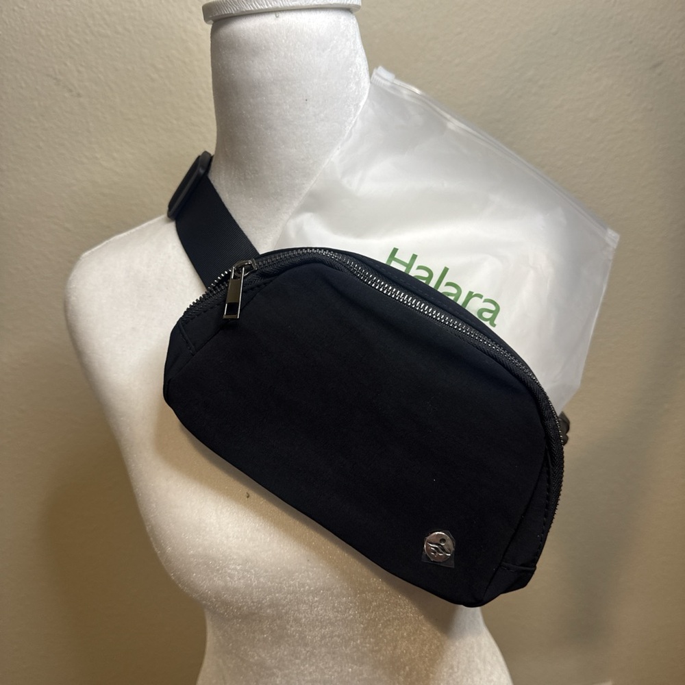 Brand new Halara fanny pack with multiple pockets